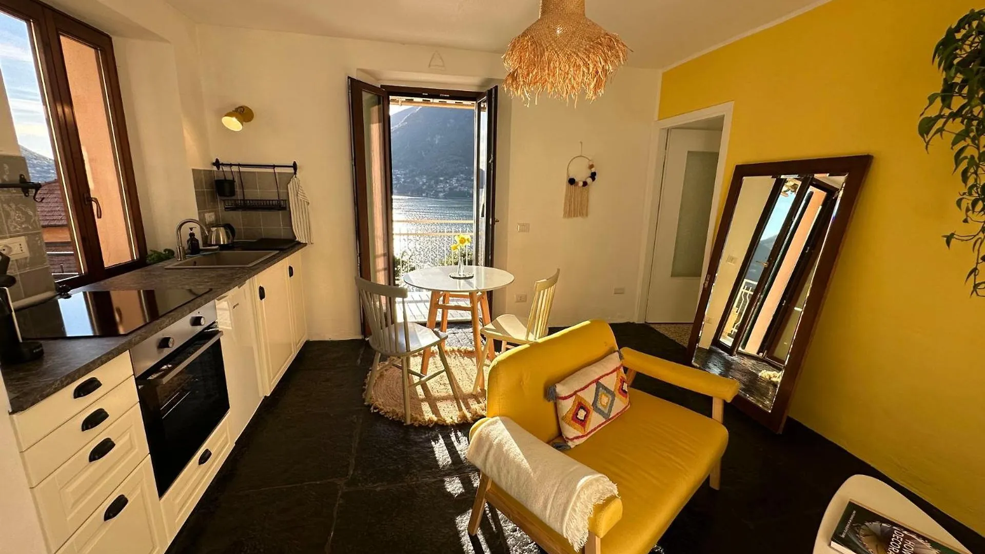 Daisy One Bedroom Lake View, Private Terrace & Garden Pognana Lario Apartment